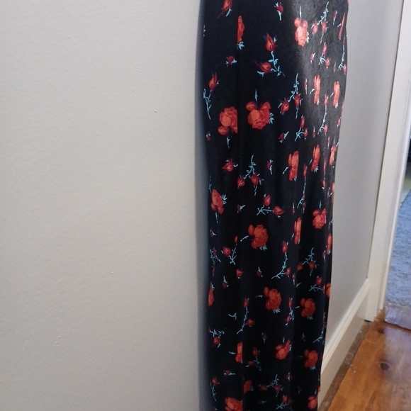 Francesca’s Mi ami Size Small Black With Red Roses  Midi Skirt NWT - Picture 2 of 6